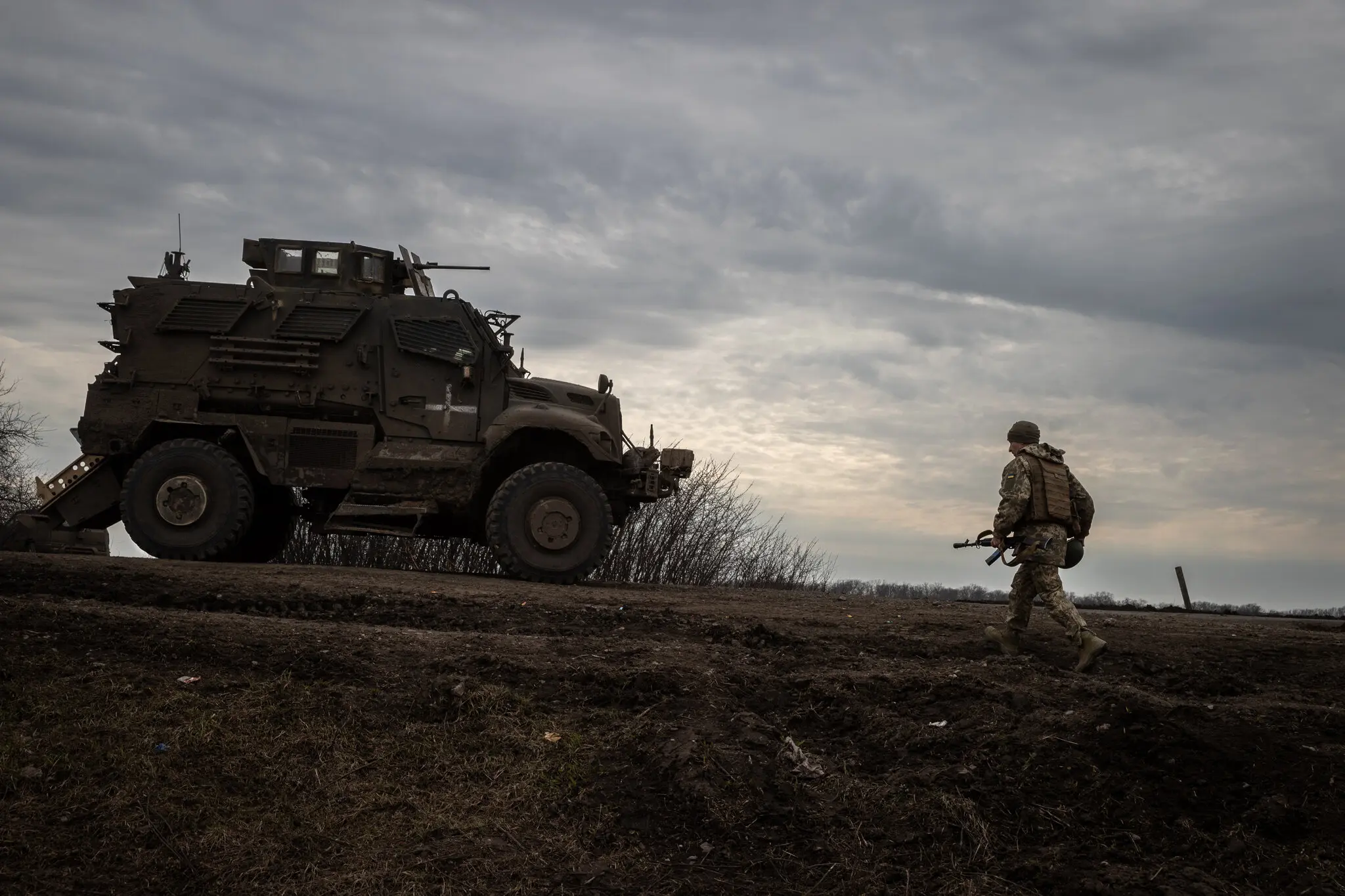 Боєць 71-ї бригади ЗСУ з протимінно-засідковим автомобілем американського виробництва в Донецькій області в березні